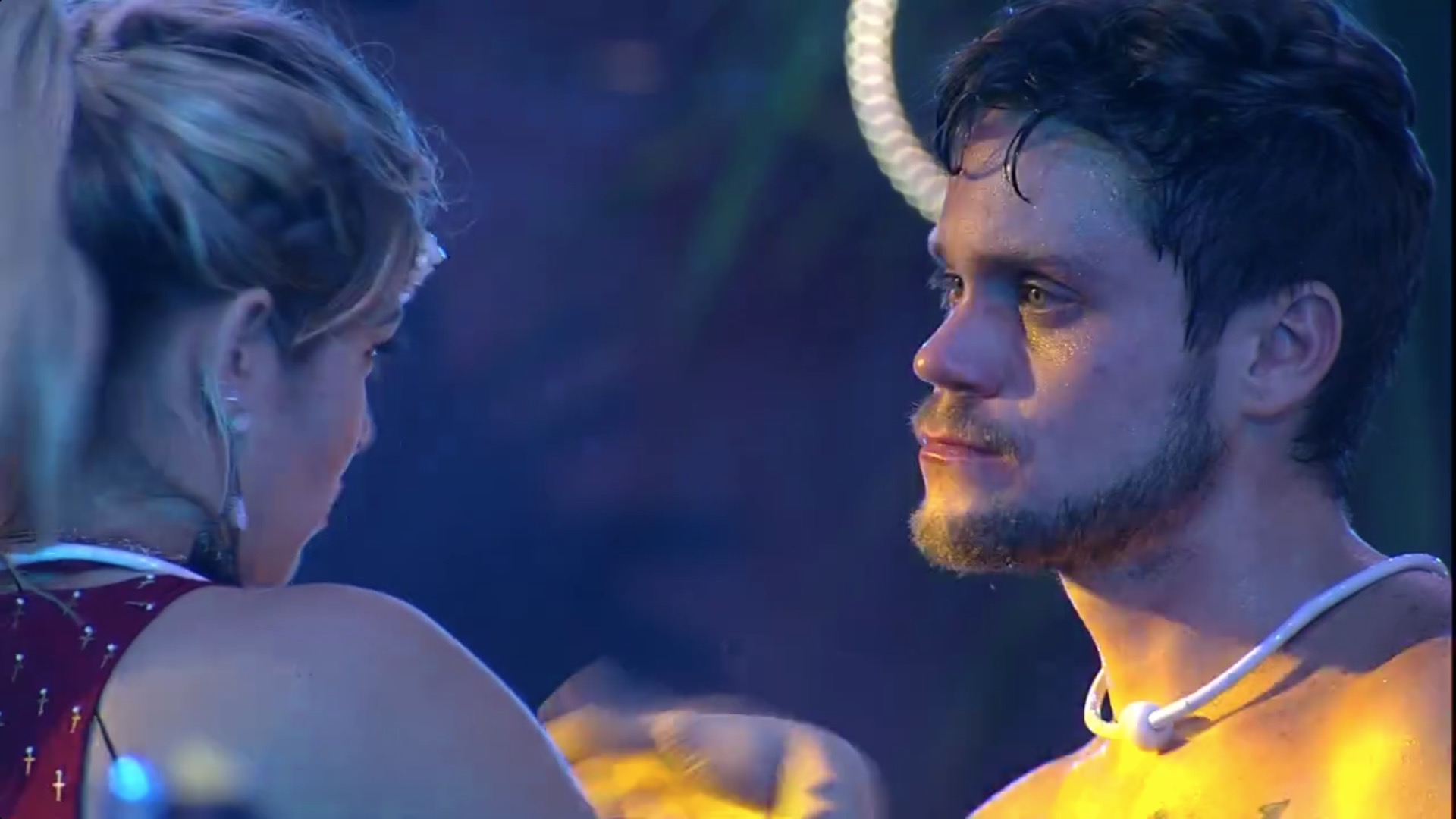 BBB18: Breno conversa com Jaqueline após ser flagrado beijando Ana Clara