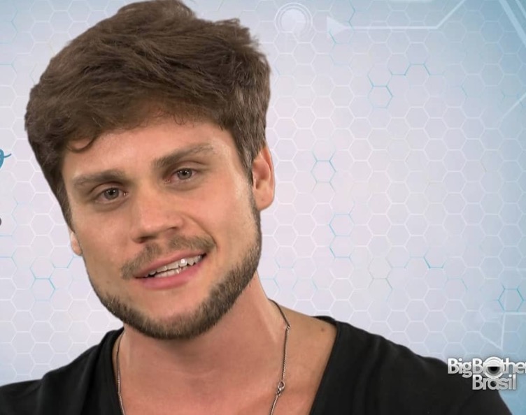  BBB 18: Breno deixa pênis escapar durante banho