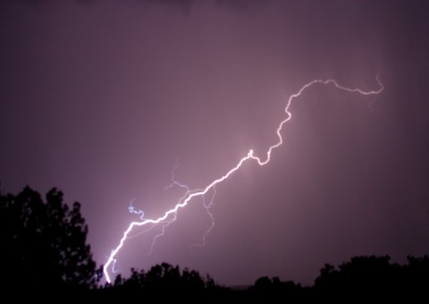 Mulher grávida é atingida por raio na porta de casa e milagre acontece