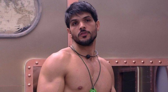 Lucas faz brincadeira maliciosa com Jéssica e Jaqueline e internautas não perdoam