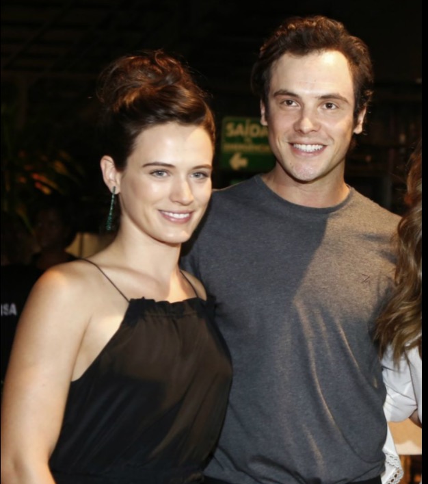 Em clima de romance, Bianca Bin e Sérgio Guizé vão a show juntos