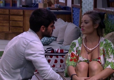 Jéssica insinua que quer beijar alguém e Lucas dá resposta inesperada