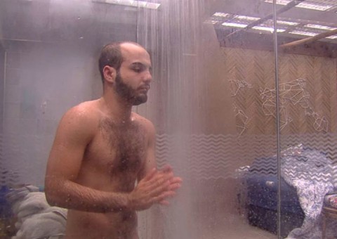Mahmoud esquece das câmeras e toma banho sem cueca