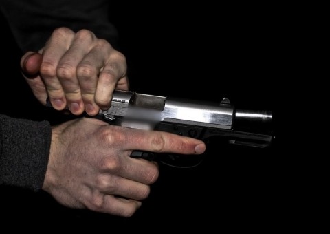 Tentando se suicidar, homem toma veneno, atira no próprio pescoço e acaba preso