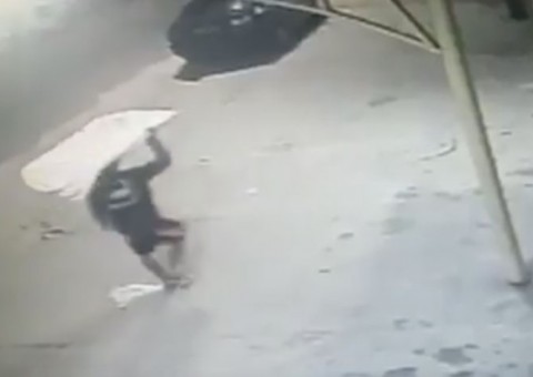 Vídeo: Acusado de matar cozinheiro anda tranquilamente em Manaus após crime