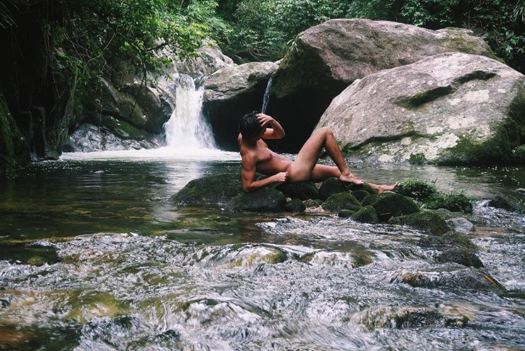 Filho de Kadu Moliterno, militante da causa gay, surge nu em cachoeira