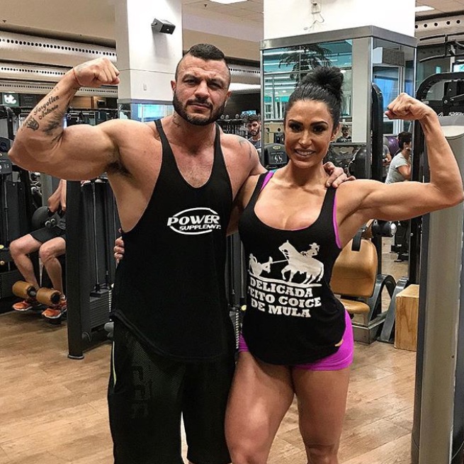 Kleber Bambam posa com Gracyanne Barbosa e se declara para ex-affair