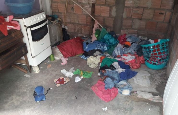 Abandonadas, crianças famintas são resgatadas em casa com ratos mortos e sujeira em Manaus