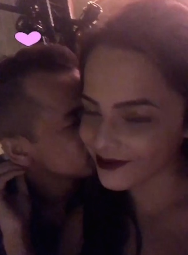 Em Paris, ex-bbb Emilly mostra chamego com namorado