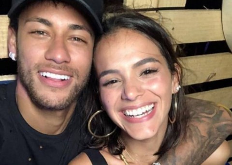 Em Paris, Neymar aparece em momento íntimo com Bruna Marquezine na cama