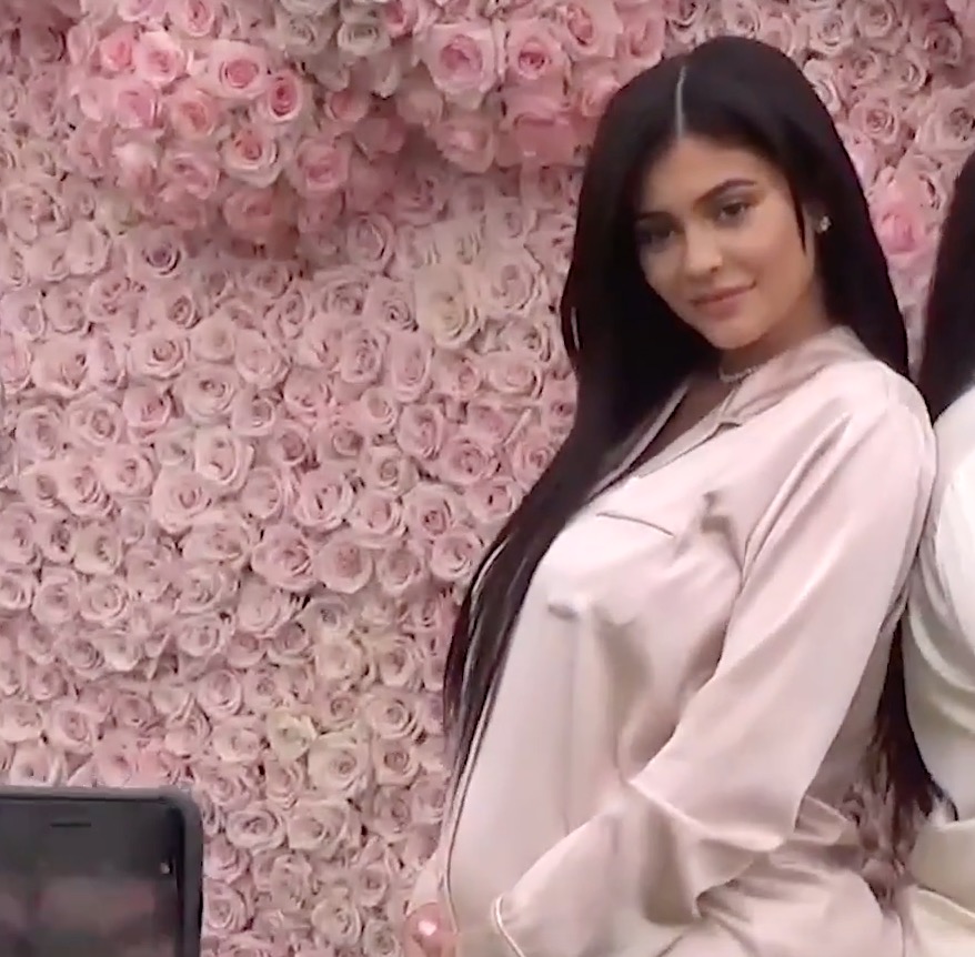  Kylie Jenner publica vídeo emocionante mostrando TODOS os detalhes da gravidez