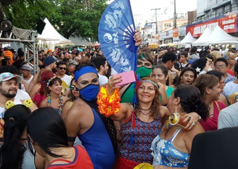 Foliões fazem a alegria na Banda do Boulevard neste domingo