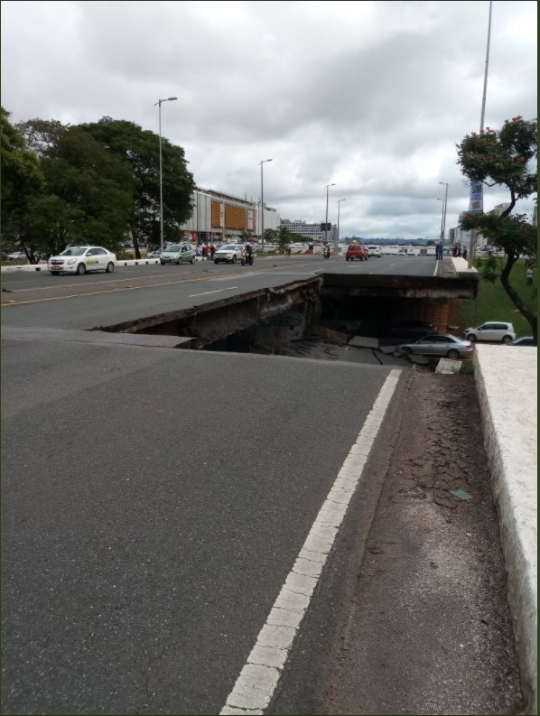 Parte de viaduto desaba sobre carros em Brasília