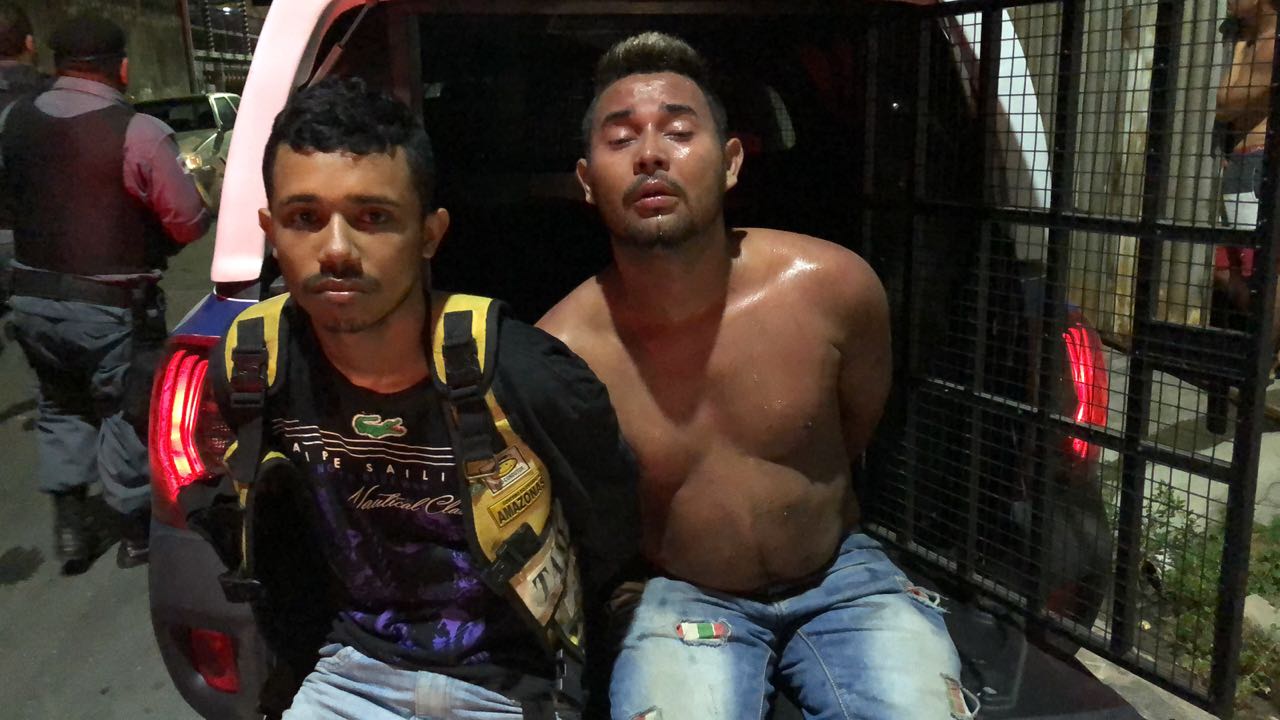 Homem tenta fugir de polícia e bate carro em muro de casa em Manaus