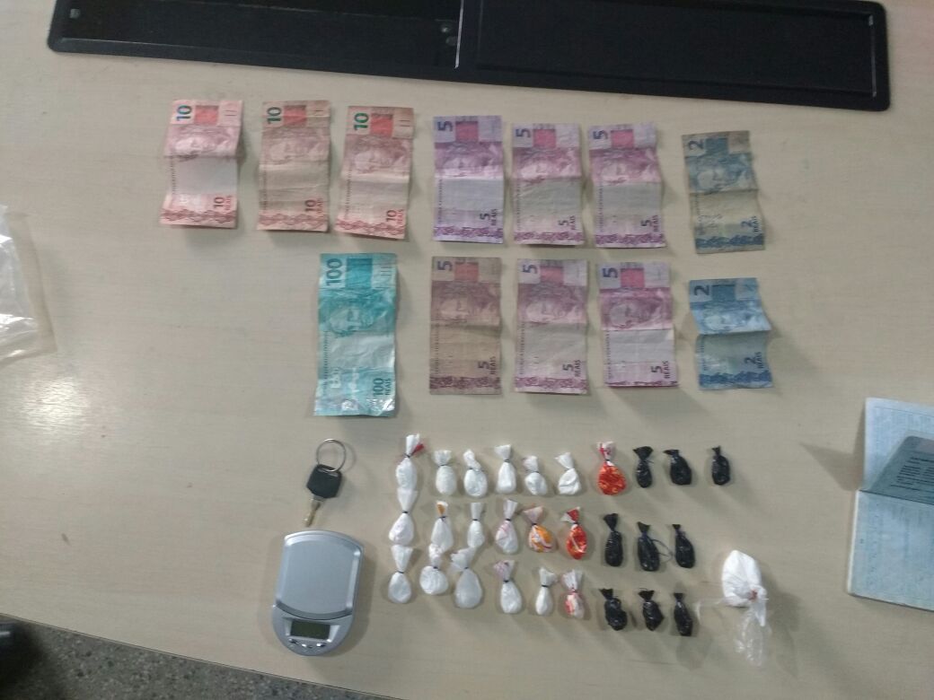 Irmãos são presos em flagrante com drogas e moto roubada em Manaus