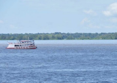 Piratas fazem 50 pessoas reféns durante passeio de lancha em Manaus