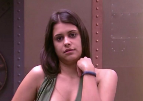 BBB18: Ana Paula se descuida e deixa mamilo à mostra durante troca de roupa