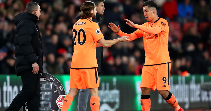 Liverpool triunfa com show de Firmino e cola no Manchester United