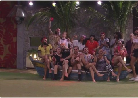 Brothers usam roupas e maquiagens das sisters e internautas não perdoam