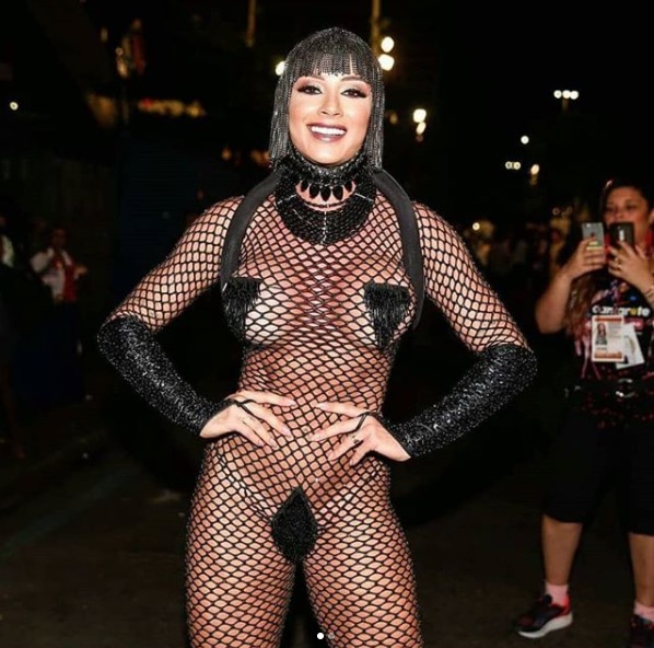 Juju Salimeni deixa pouco para imaginação com fantasia transparente