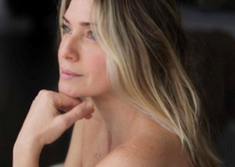 Leticia Spiller ousa ao postar foto nua e arranca elogio dos fãs 'Delícia'