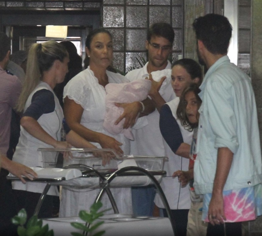 Ivete Sangalo deixa maternidade com as gêmeas, marido e filho