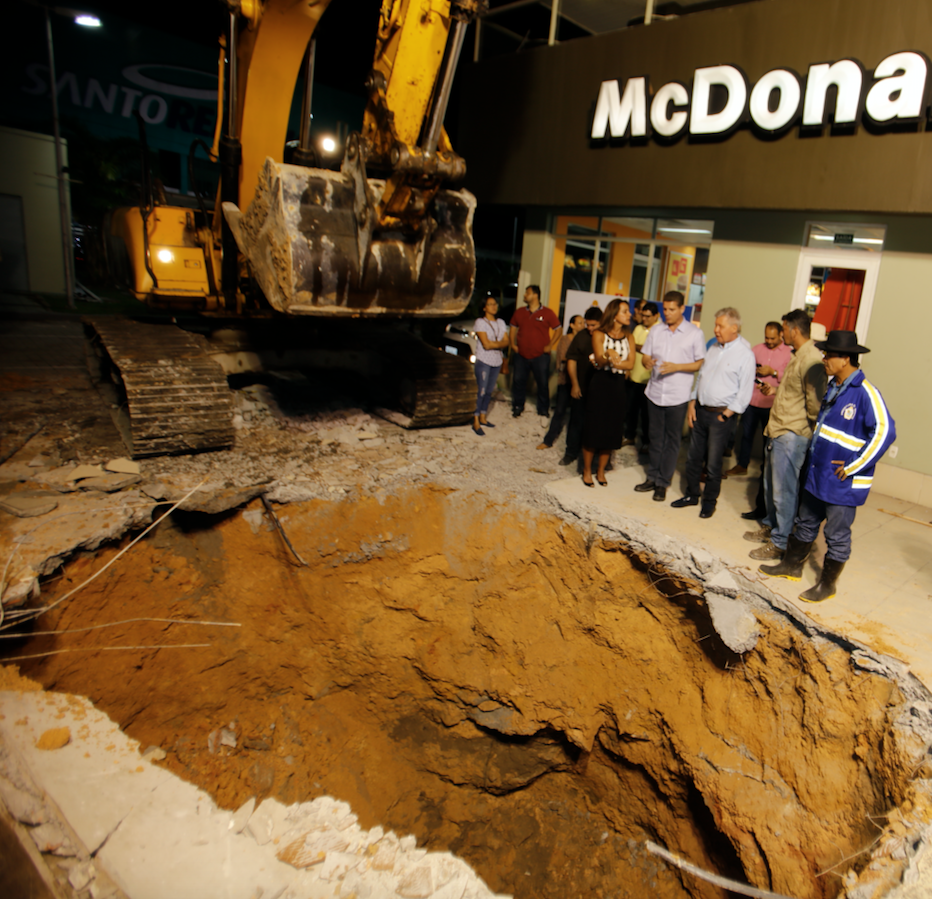 Prefeitura de Manaus abre nova cratera em calçada de lanchonete para troca de tubulação