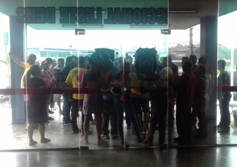 Família faz manifestação pela prisão de motorista que matou PM atropelado em Manaus