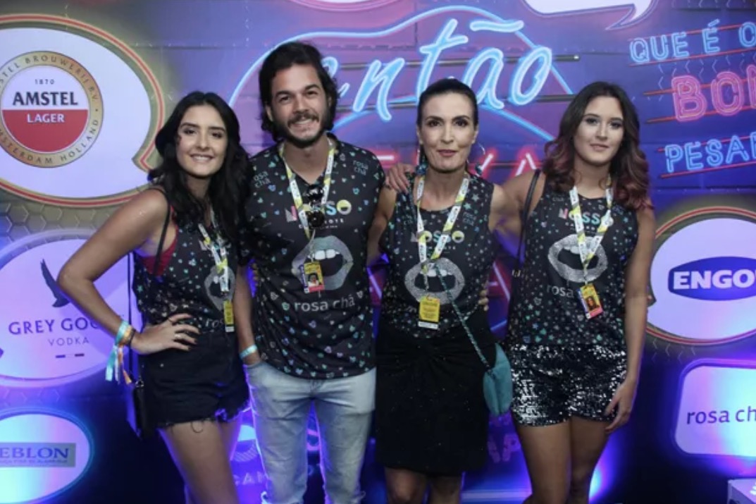 Apaixonados, Fátima Bernardes e namorado trocam beijões na Sapucaí