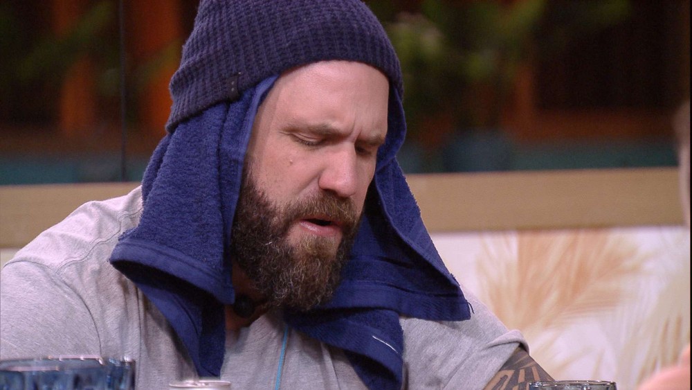 BBB18: Caruso assiste vídeo da família no almoço do Anjo e fica preocupado