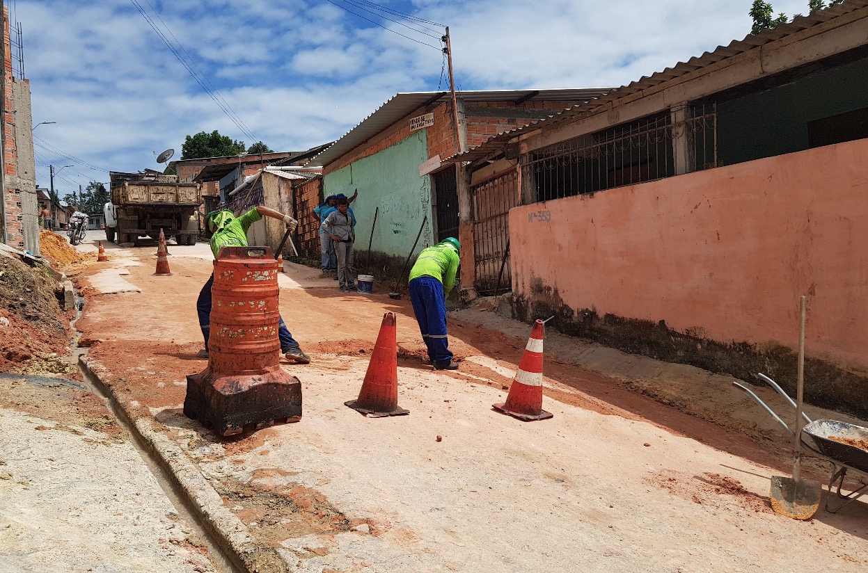Rompimento de adutora deixa 7 famílias sem casa em Manaus