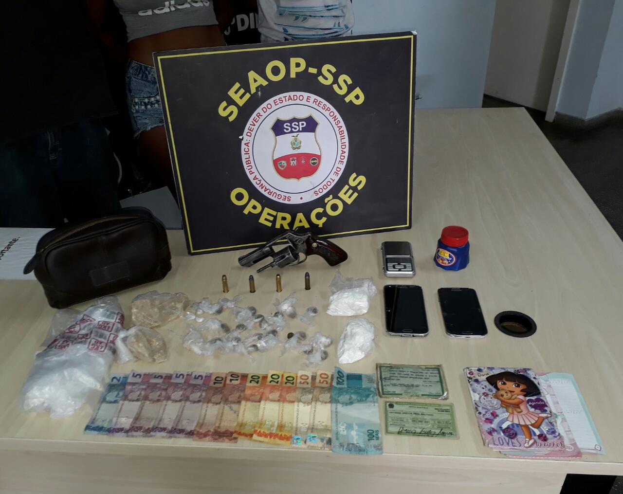 Dois são presos com armas e drogas variadas em Manaus