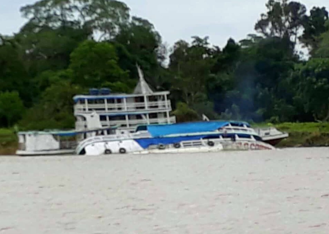 Barco bate e naufraga no meio de rio no Amazonas