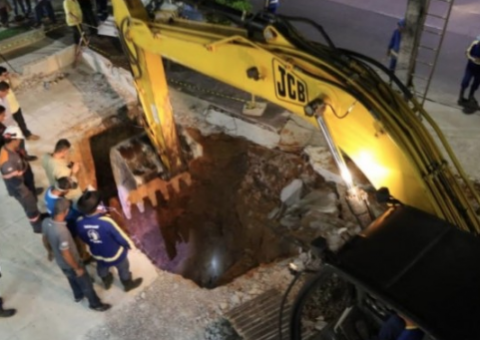 Obra em rede de drenagem paralisa trânsito em rua de Manaus