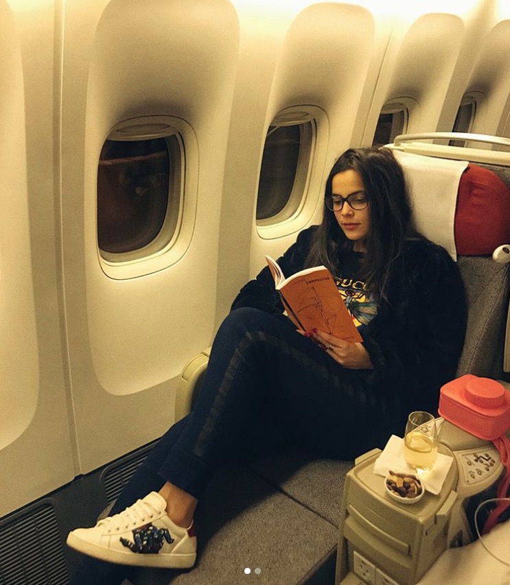 Ex-BBB Emilly volta ao Brasil e posta textão com indireta para Jô Amâncio