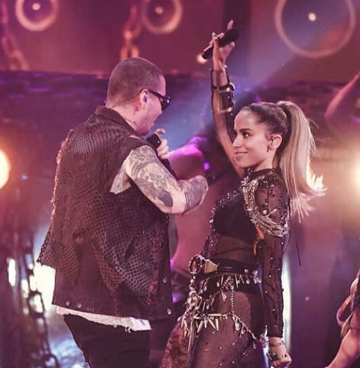 Anitta se apresenta em prêmio internacional e reação de Maluma chama atenção