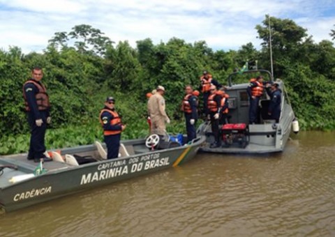 Mulher cai de moto aquática e desaparece em rio de Manaus