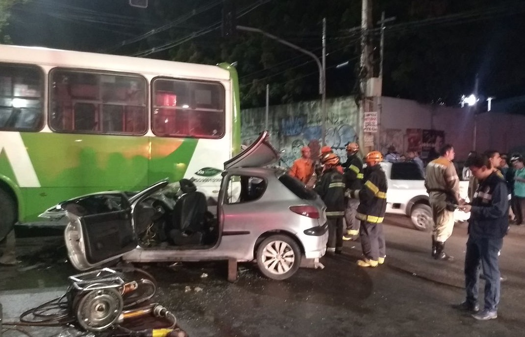 Uma pessoa morre e três ficam feridas em acidente entre ônibus e carro em Manaus