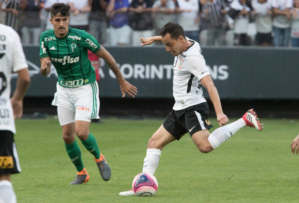Com golaço, polêmica e pênaltis, Corinthians supera o Palmeiras
