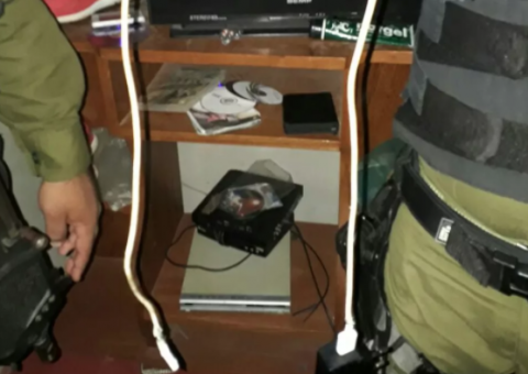 Jovem morre eletrocutado enquanto usava o celular conectado na tomada