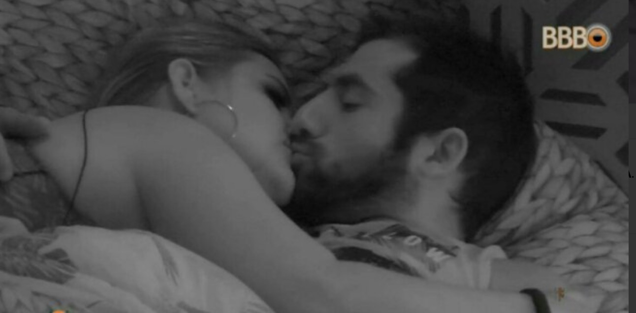BBB18: Patrícia revela o que fez com Kaysar debaixo do edredom