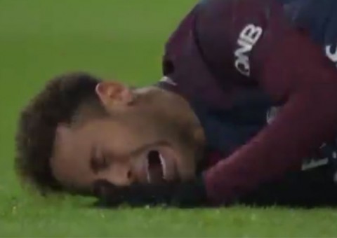 Neymar torce tornozelo em vitória do PSG e deixa o campo chorando