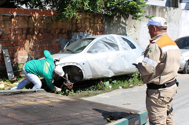 Carros abandonados são removidos de vias e calçadas em Manaus
