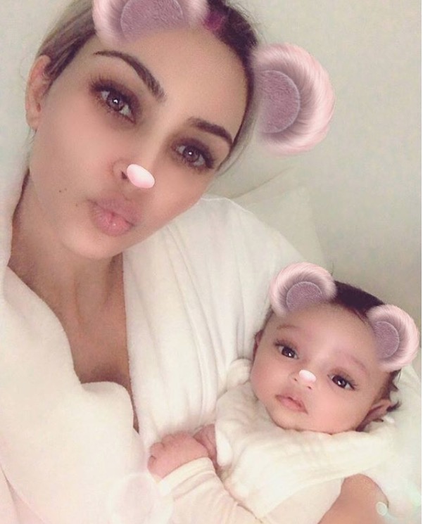 Kim Kardashian mostra rostinho da 3ª filha, Chicago