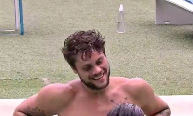 BBB18: Pênis de Breno 'escapa' da cueca e brother vira meme na internet