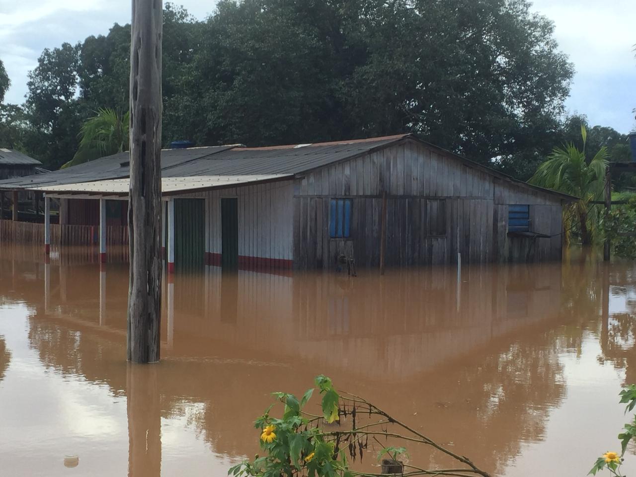 Inundação deixa famílias desabrigadas e cidade decreta ‘Emergência’ no Amazonas
