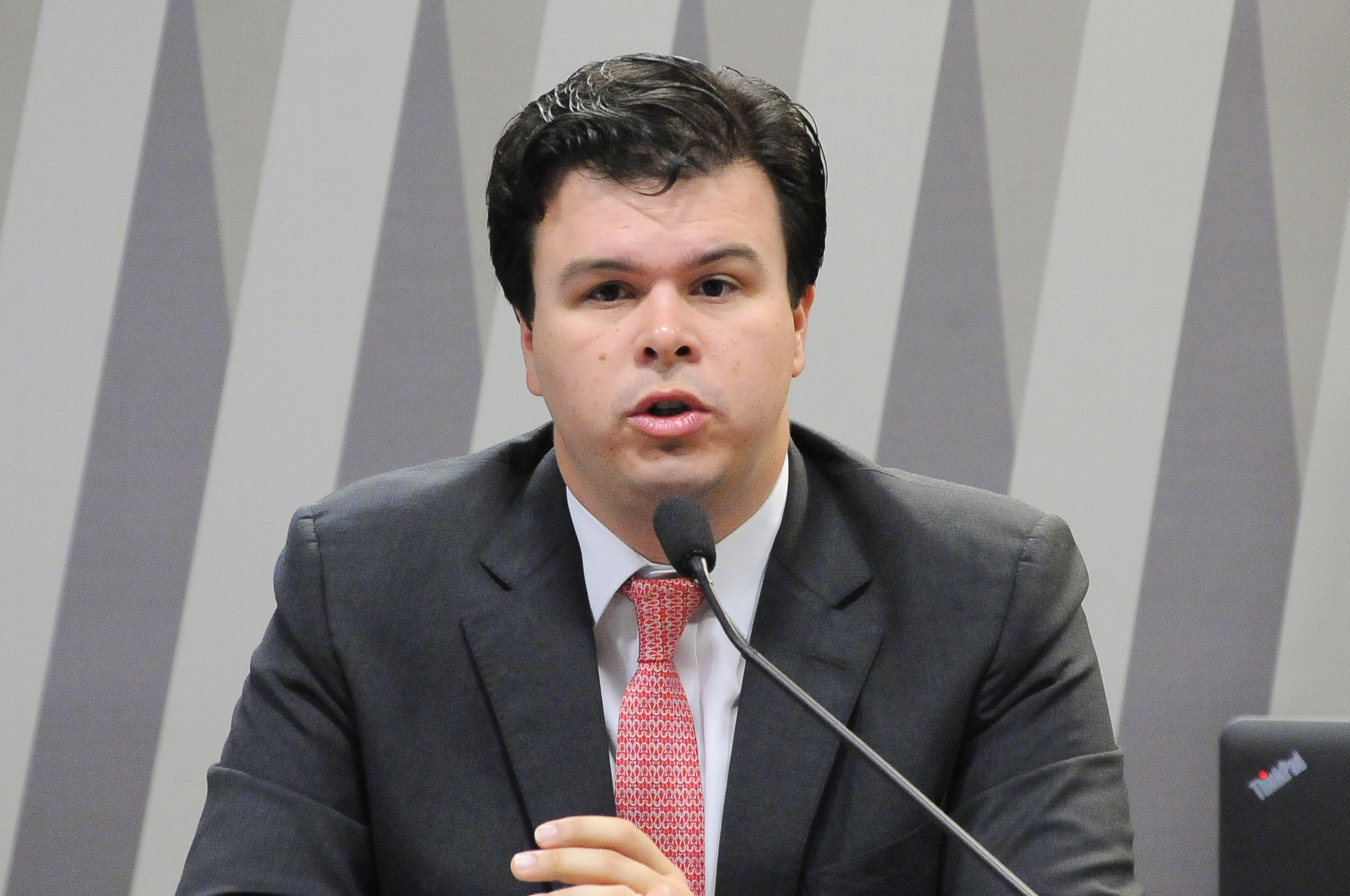 Ministro de Energia deve esclarecer demissões em massa na Eletrobrás Amazonas Energia