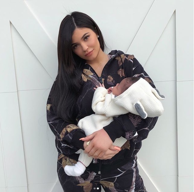 Kylie Jenner mostra rostinho da filha em vídeo fofo