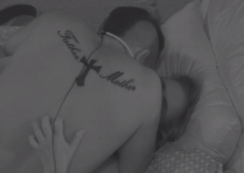 Após insistência de Patrícia, Kaysar e sister trocam beijos no quarto do líder