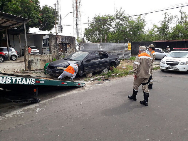 ‘Operação Sucata’ tira mais de 50 carros abandonados das ruas de Manaus